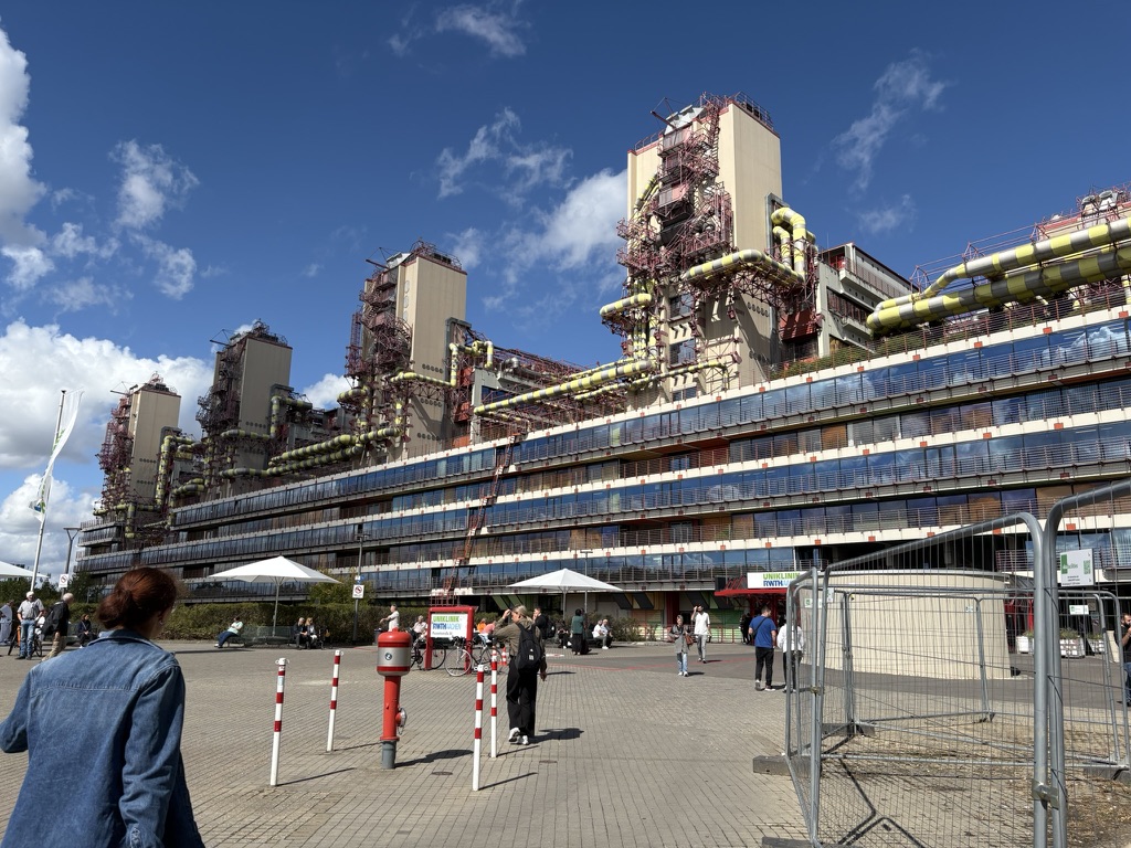 Jetzt im Juni habe ich begonnen, aktiv meinen Heilungs- Plan bezogen auf die Prostata voranzutreiben. Und da ist mir das Bild, das rein funktionalen Medizingebäudes doch sehr passend. Ich erlebe die Vorgehensweise technisch hoch entwickelt. Eigentlich ungeheuerlich./Bewundernswert. Juni 25 bis Oktober 25, Biopsie/Fusion Biopsie, dann Ganzkörper PET -CT in RWTH Aachen. Dann Entscheidung zu BRACHY-Therapie in Köln RING-Klinik mit Fallzahlen wie Berlin